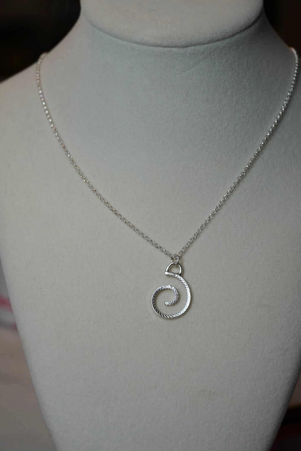 Patterned Silver Swirl Necklace